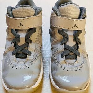 Nike Jordan Kids Basketball Gray and White Sneakers in size 3